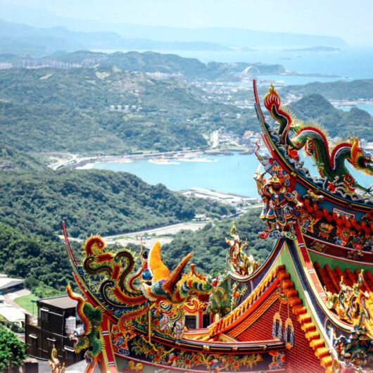 Blick auf die wunderschöne taiwanesische Berglandschaft und Küste
