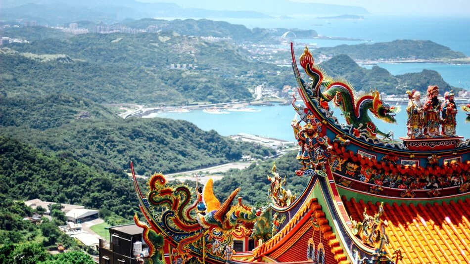 Blick auf die wunderschöne taiwanesische Berglandschaft und Küste