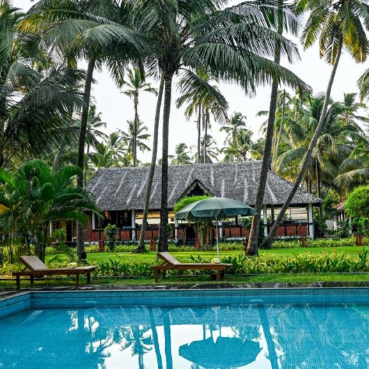 Ayurveda Resort Restaurant mit vegetarischem, doshagerechtem Essen im Ayur on the Beach Nattika und Pool im Vordergrund