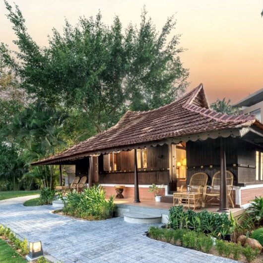 Traditionelles Heritage Zimmer im Kayaloram Ayurveda Retreat mit Holzarchitektur