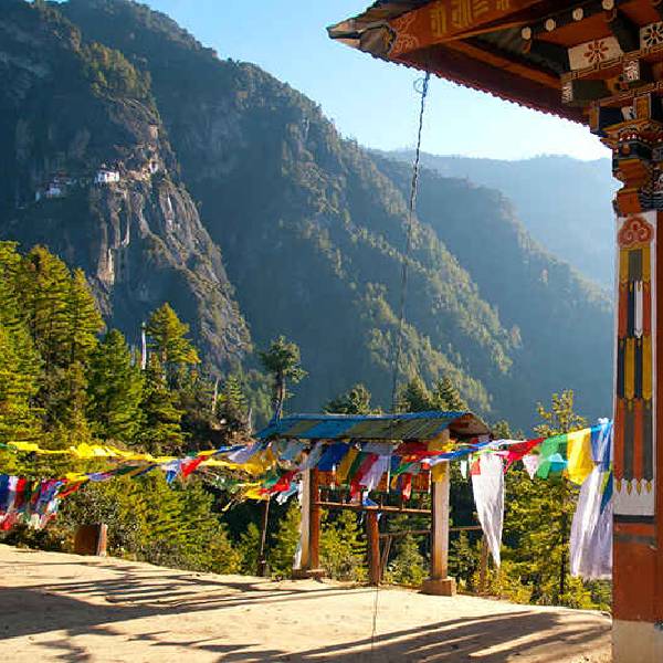 Blick auf das Tigernest-Kloster (Taktsang) im Paro-Tal in Bhutan