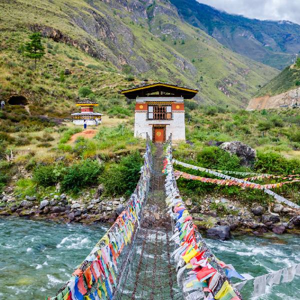 Eiserne Kettenbrücke des Tachog Lhakhang Klosters über den Paro Chhu in Bhutan