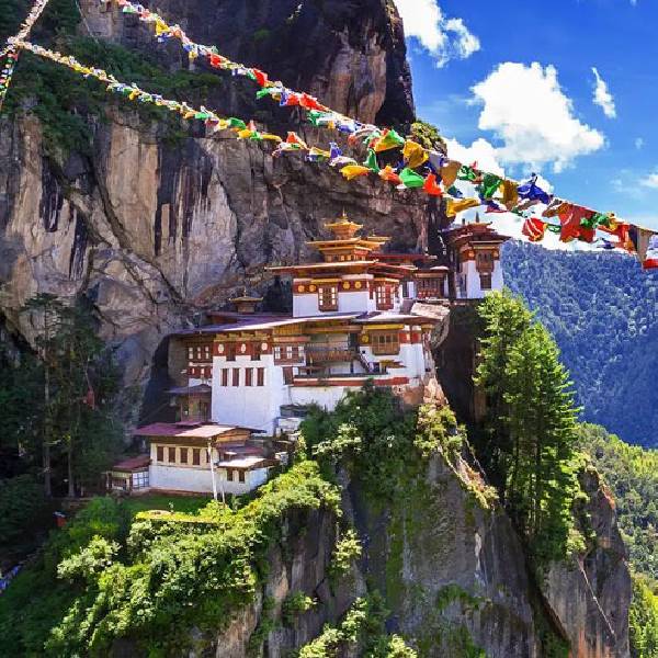 Das Tigernest-Kloster (Paro Taktsang) spektakulär an einer Felswand in Bhutan