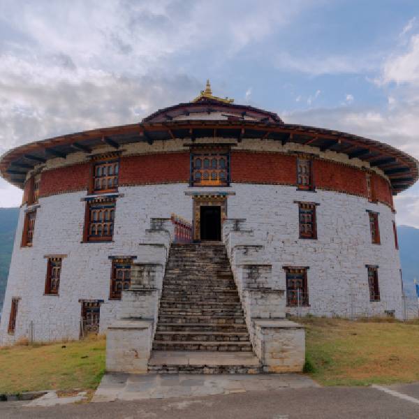 Ta Dzong, das Nationalmuseum von Bhutan, oberhalb des Rinpung Dzong in Paro.