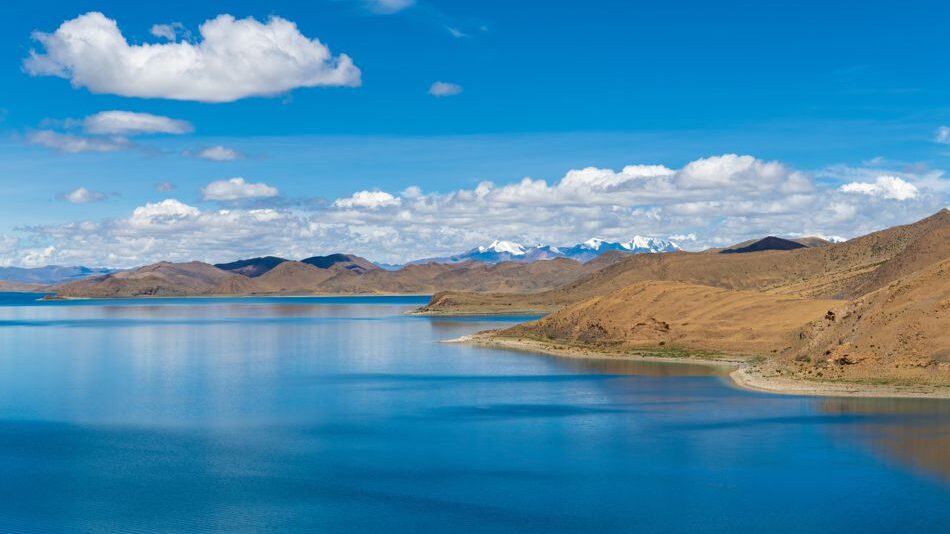 Yamdrok-See in Tibet Der türkisblaue Yamdrok-See in Tibet vor der beeindruckenden Kulisse des Himalayas.