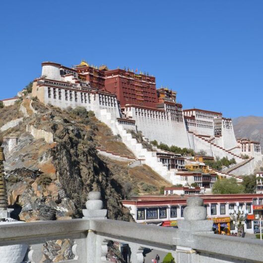 Der Potala-Palast in Lhasa, das berühmteste Wahrzeichen Tibets und UNESCO-Weltkulturerbe.
