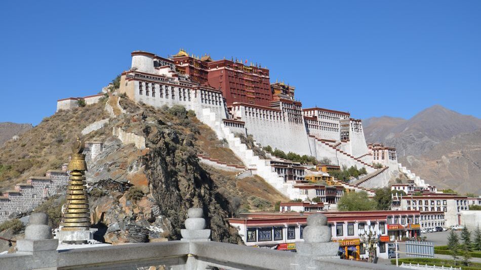 Potala-Palast in Lhasa Der Potala-Palast in Lhasa, das berühmteste Wahrzeichen Tibets und UNESCO-Weltkulturerbe.