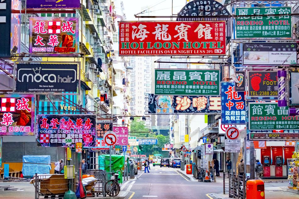 Mong Kok Hongkong mit bunten chinesischen Leuchtreklamen