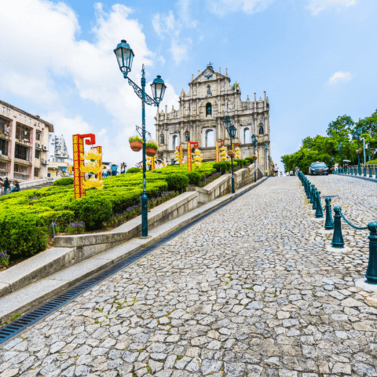 Ruinen der St.-Pauls-Kirche in Macau mit historischer Steintreppe und portugiesischer Kolonialarchitektur