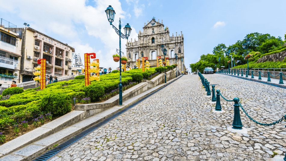 Macau – die berühmten Ruinen der St.-Pauls-Kirche Ruinen der St.-Pauls-Kirche in Macau mit historischer Steintreppe und portugiesischer Kolonialarchitektur