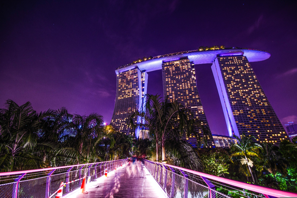 Marina Bay Sands in Singapur bei Nacht mit beleuchteter Skyline