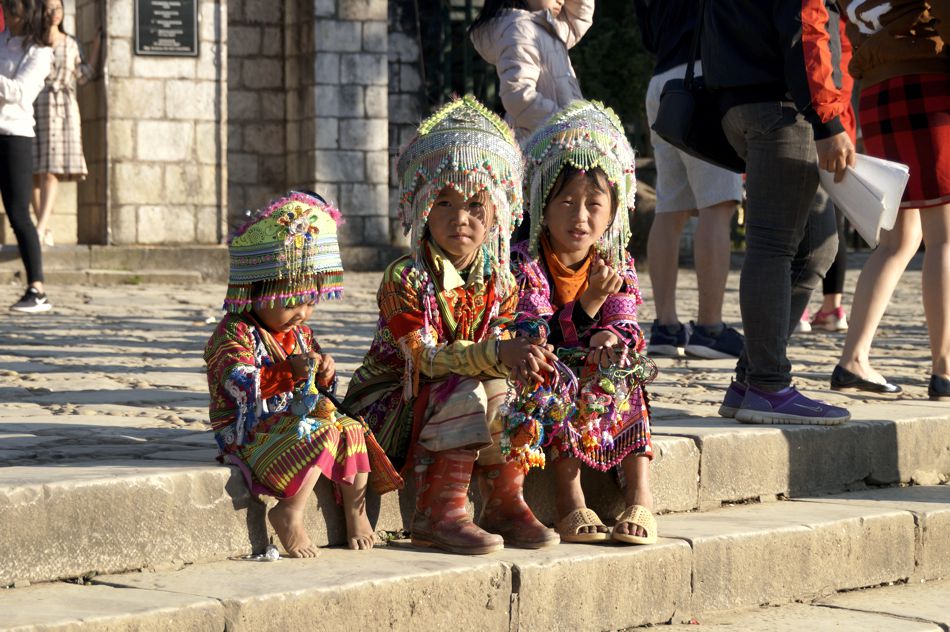 Kinder in farbenfroher traditioneller Kleidung in Nordvietnam