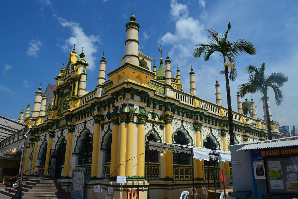 Sultan-Moschee in Singapur mit goldenen Kuppeln und grün-gelber Fassade
