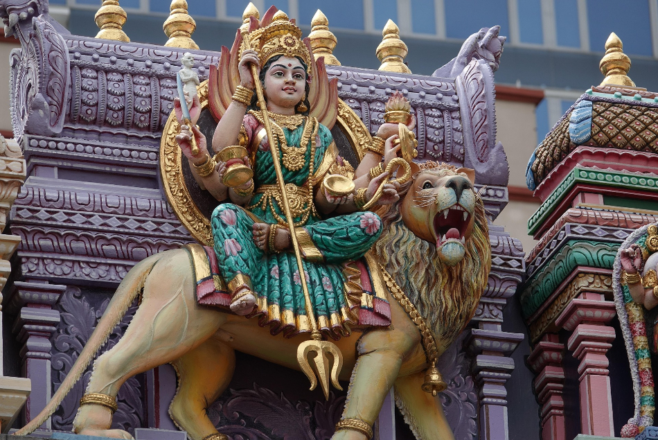 Farbenfrohe hinduistische Götterfigur auf einem Tempel in Singapur