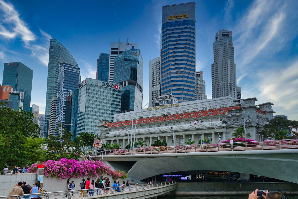 Historisches Fullerton Hotel vor der modernen Skyline von Singapur