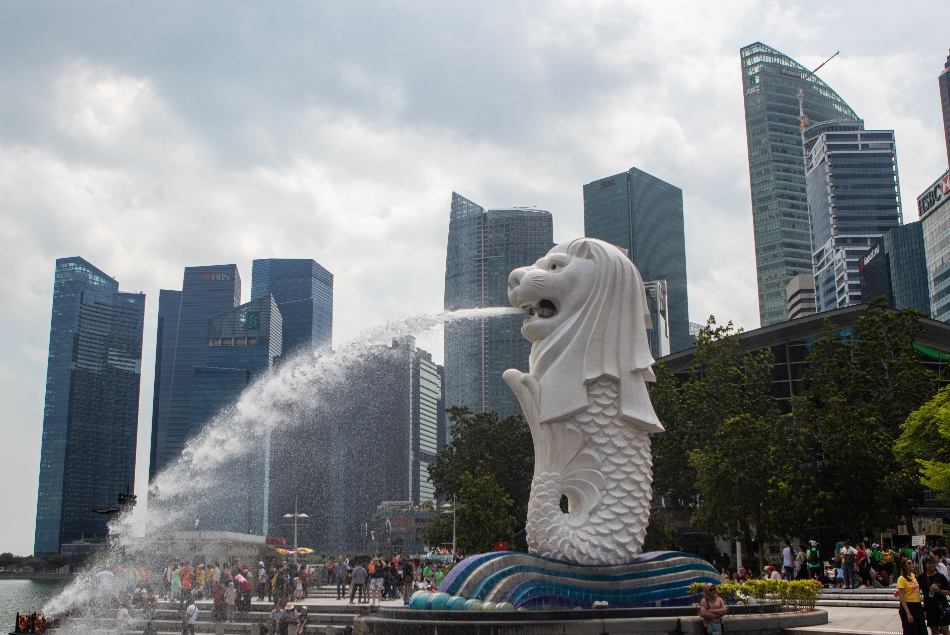 Merlion-Statue am Marina Bay mit Blick auf die Skyline von Singapur