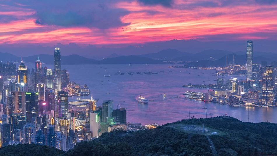 Hongkong Skyline und Victoria Harbour im Abendlicht Hongkong Skyline und Victoria Harbour bei Sonnenuntergang